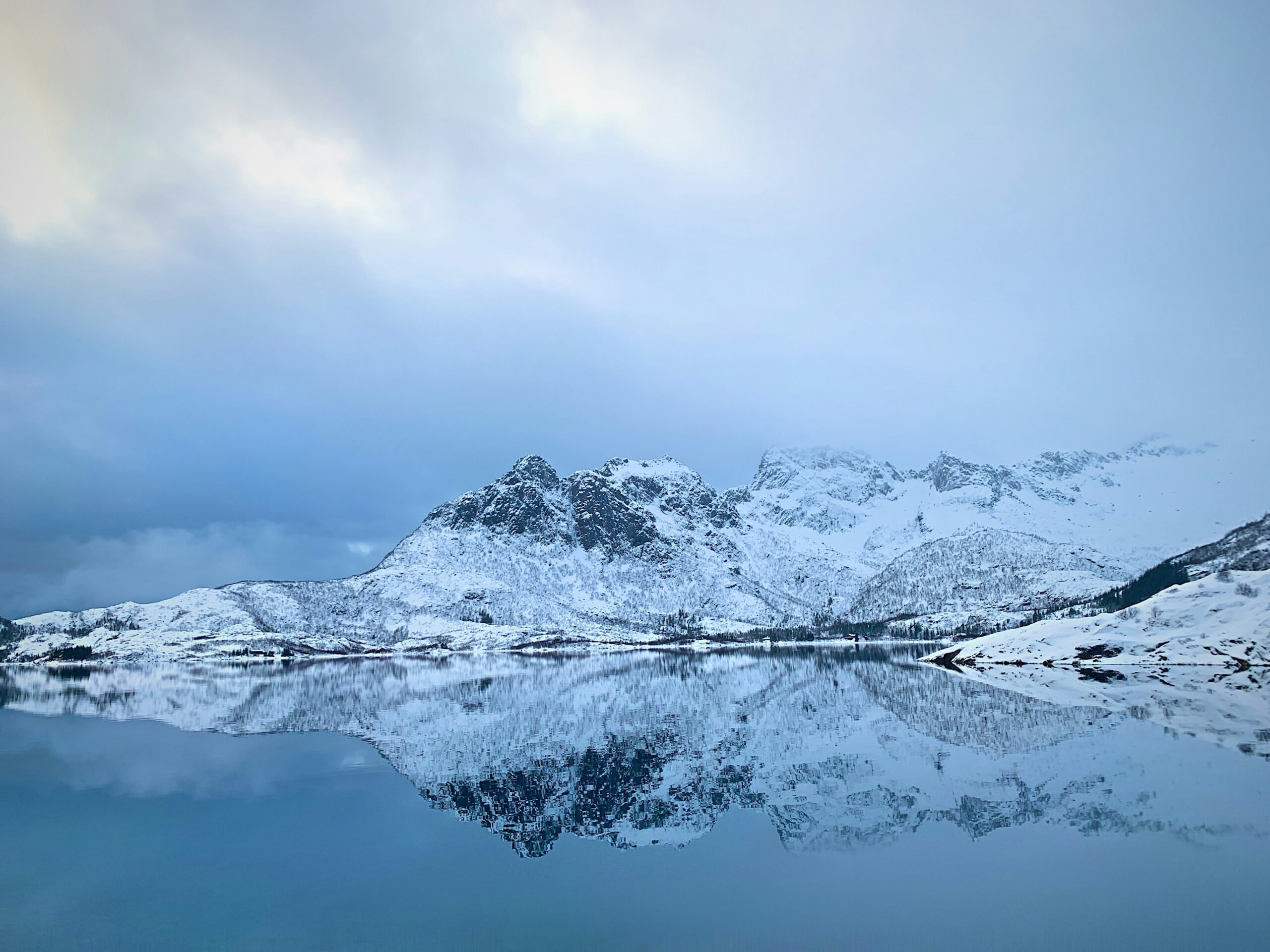 Dette er en alt-tekst. Fine fjell med snø på.